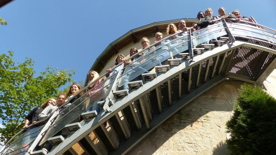 Gruppenfoto mit 14 jungen Menschen