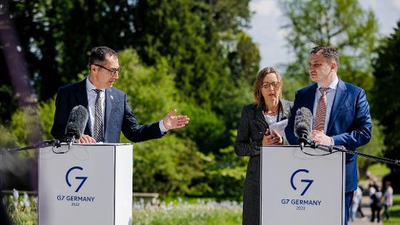 Minister Cem Özdemir and the Ukrainian minister Solskyi during a joint press statement in front of the the University of Hohenheim.