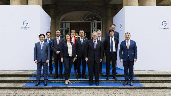 Minister Cem Özdemir, his G7 counterparts, the Ukrainian minister Solskyi and representatives of EU, FAO and OECD are standing in front of Hohenheim University, with the G7 logo in the background.